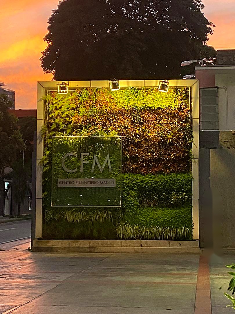Entrada del Centro Financiero Madrid, sede de LS Group en Caracas